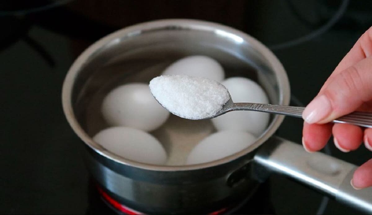 Яйцо 3 столовые ложки сахара. Яйца в кастрюле. Яйцо с солью. Яйца варятся. Сахар в кастрюле.