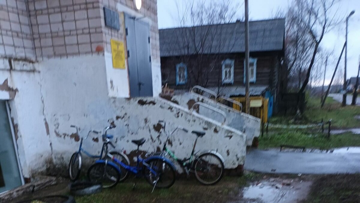     В селе Нылга местная больница теперь стала квестом для селян. Чтобы попасть на прием к врачу, нужно подняться на четвертый этаж. А само здание давно требует ремонта.