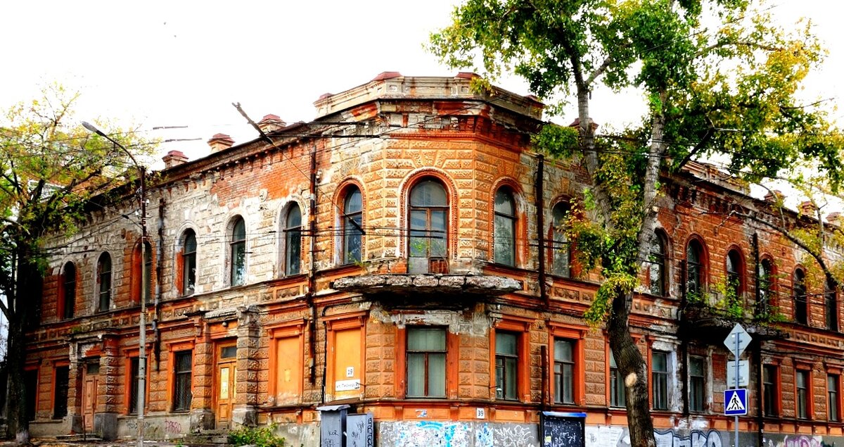 Плоскости фасадов полностью рустованы, руст имеет штукатурное покрытие «под шубу»