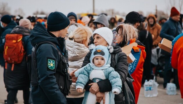 В Польше после наплыва украинских беженцев зарегистрировали рекордную заболеваемость ВИЧ-инфекцией, написала обозреватель Wirtualna Polska Катажина Прус.Журналистка отметила, что скорость распространения заболевания вызывает беспокойство. Она сослалась на данные Национального научно-исследовательского института общественного здравоохранения, согласно которым только с конца июля зарегистрировали почти тысячу случаев заражения.
Своим мнением также поделилась специалист по инфекционным заболеваниям Иоанна Зайковская, которая заявила, что одной из причин роста статистики в этом году стал наплыв украинских беженцев. "К нам обращаются много украинцев для продолжения лечения", — добавила доктор медицинских наук Алдона Ковальчук-Кот. Из 7,7 миллиона граждан Украины, которые прибыли в Польшу с февраля, на территории республики остаются 1,3 миллиона.
