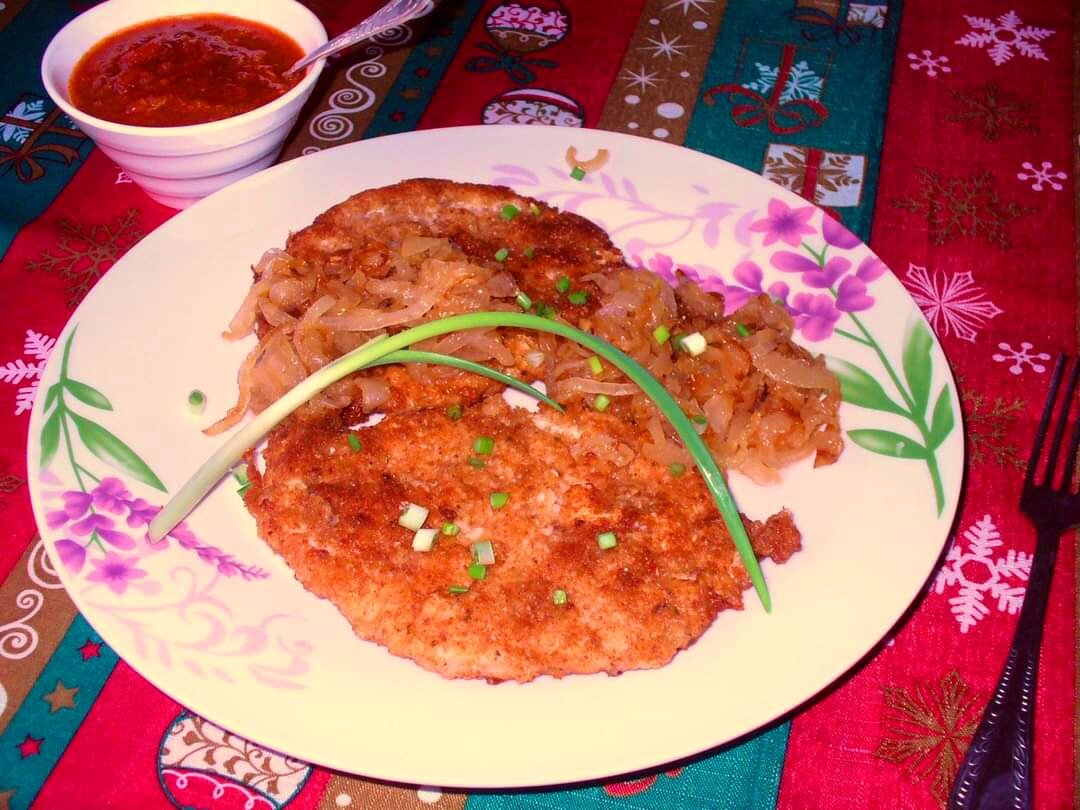  Свиную мякоть ( балык, корейка, челогач) нарезать порционно, кусками толщиной 5 - 7 мм. Слегка отбить специальным молотком. Посолить и поперчить. Панировочные сухари смешать с натертым пармезаном.-2