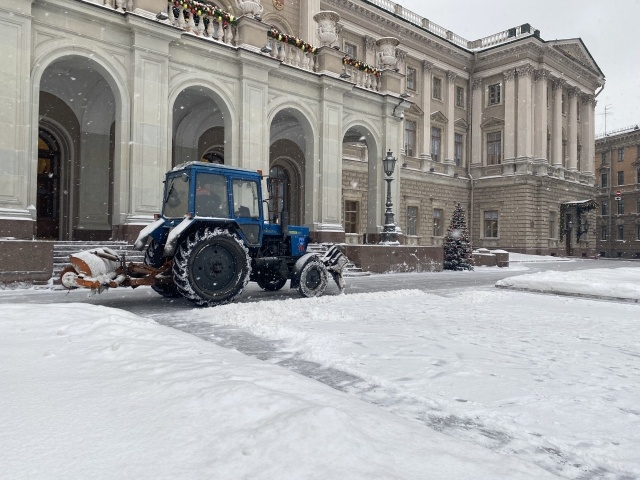    Уборка площади перед Мариинским дворцом в Петербурге Фотограф Титаева Татьяна