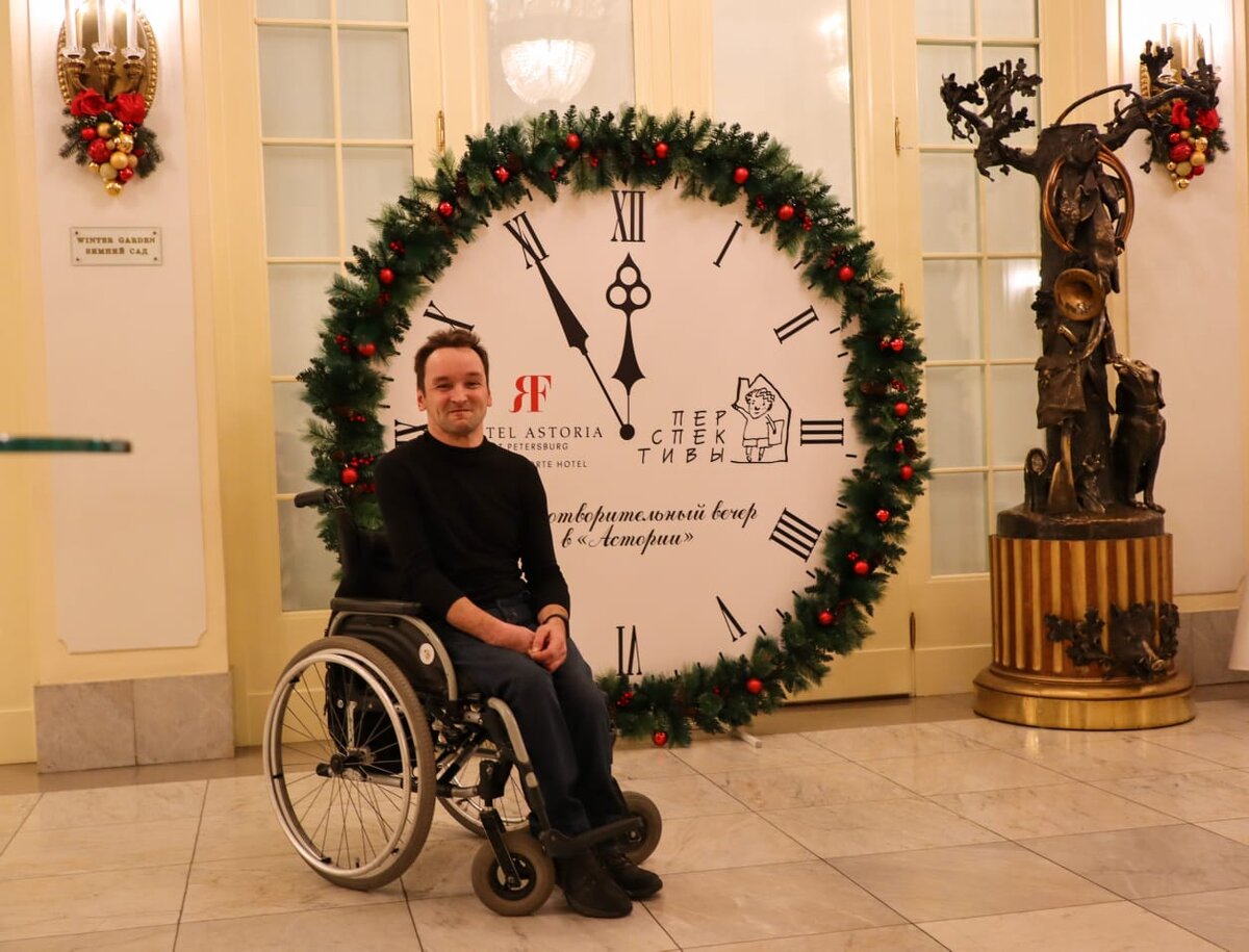 Александр Румянцев, подопечный «Перспектив», мастер по керамике, на благотворительном вечере