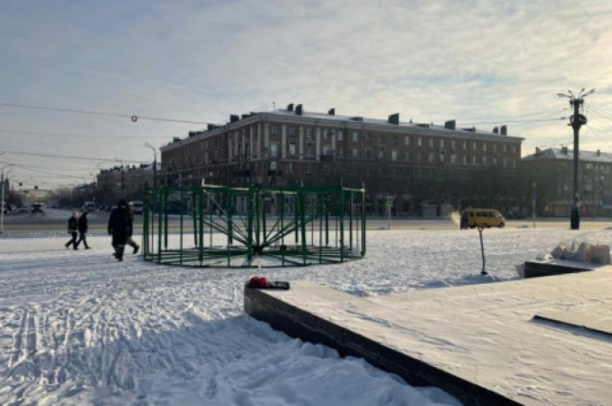    В Орске начали устанавливать главную ёлку и заливать каток