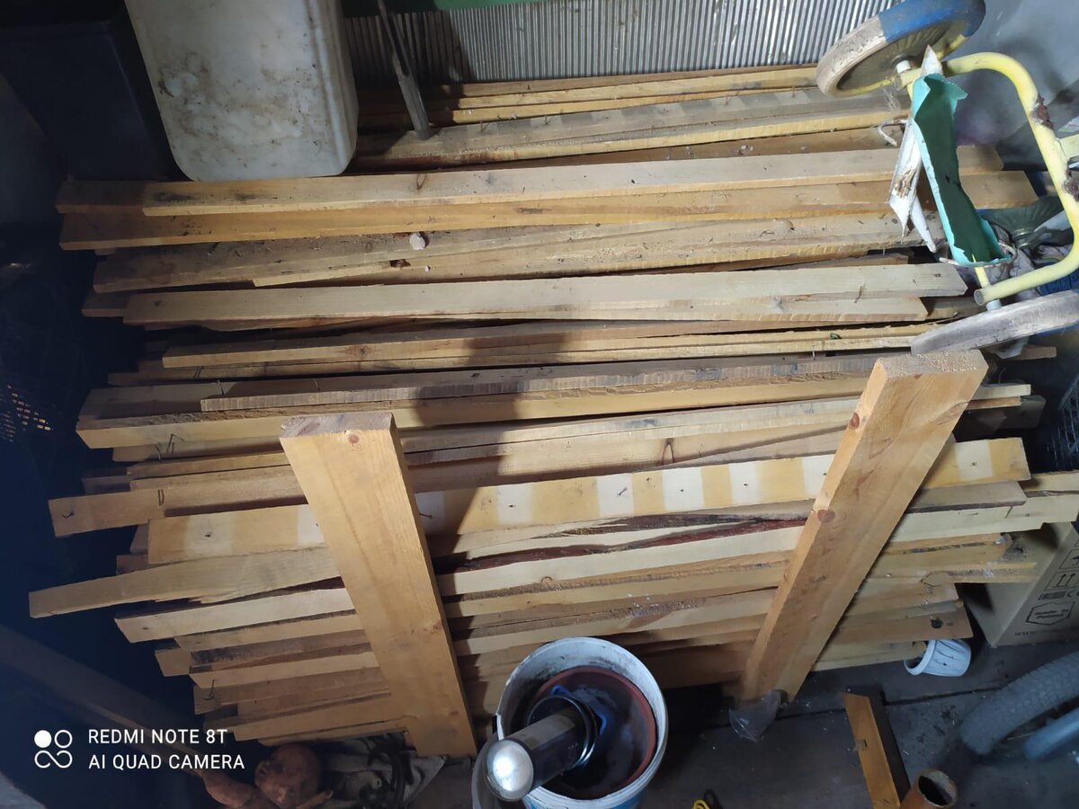 Тут кстати ещё на один стеллаж хватит. 