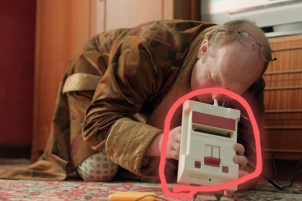 Чтобы скрыть подлог, плашка "Retro Genesis 8 bit" была тактично оторвана.