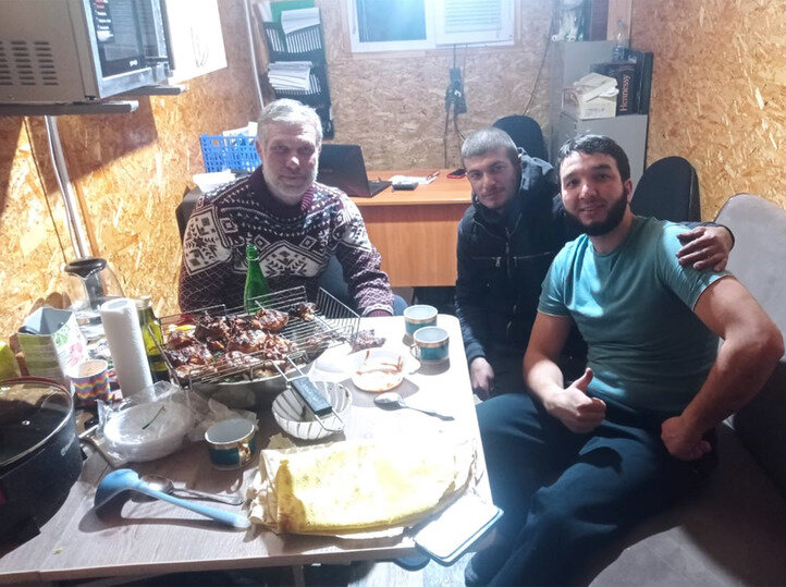     Хозяин автобазы Илнар Юнусов - в голубой футболке. / Из личного архива