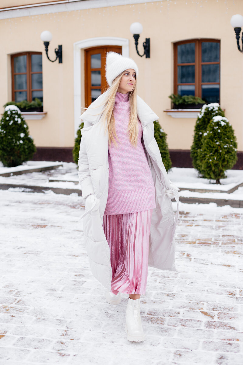 Пальто-пуховик Zarina, юбка Zarina, свитер Zarina (2 этаж ТРЦ Galleria Minsk), шапка и варежки Mia (TREND PARK, 5 этаж ТРЦ Galleria Minsk), обувь TODO (3 этаж ТРЦ Galleria Minsk).