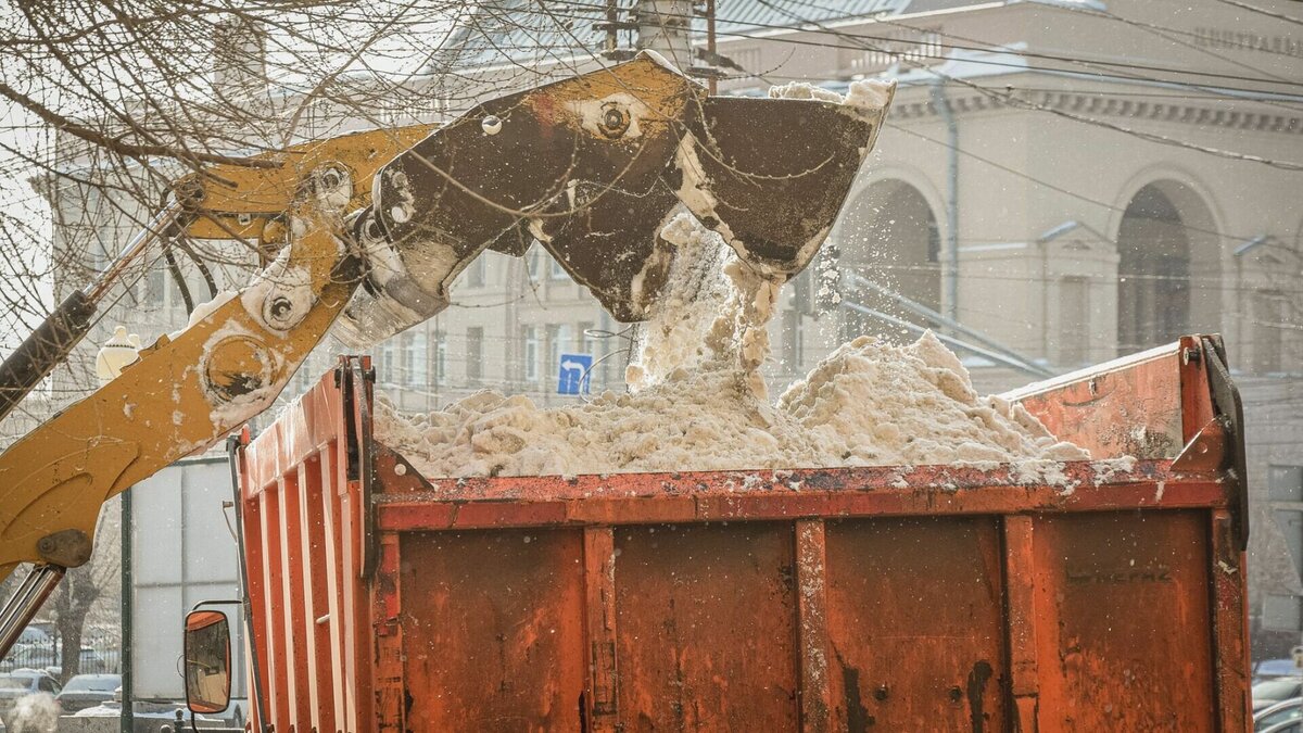    Тюменские дорожники устроили во дворе дома на улице Карла Маркса, 129, снежную свалку.