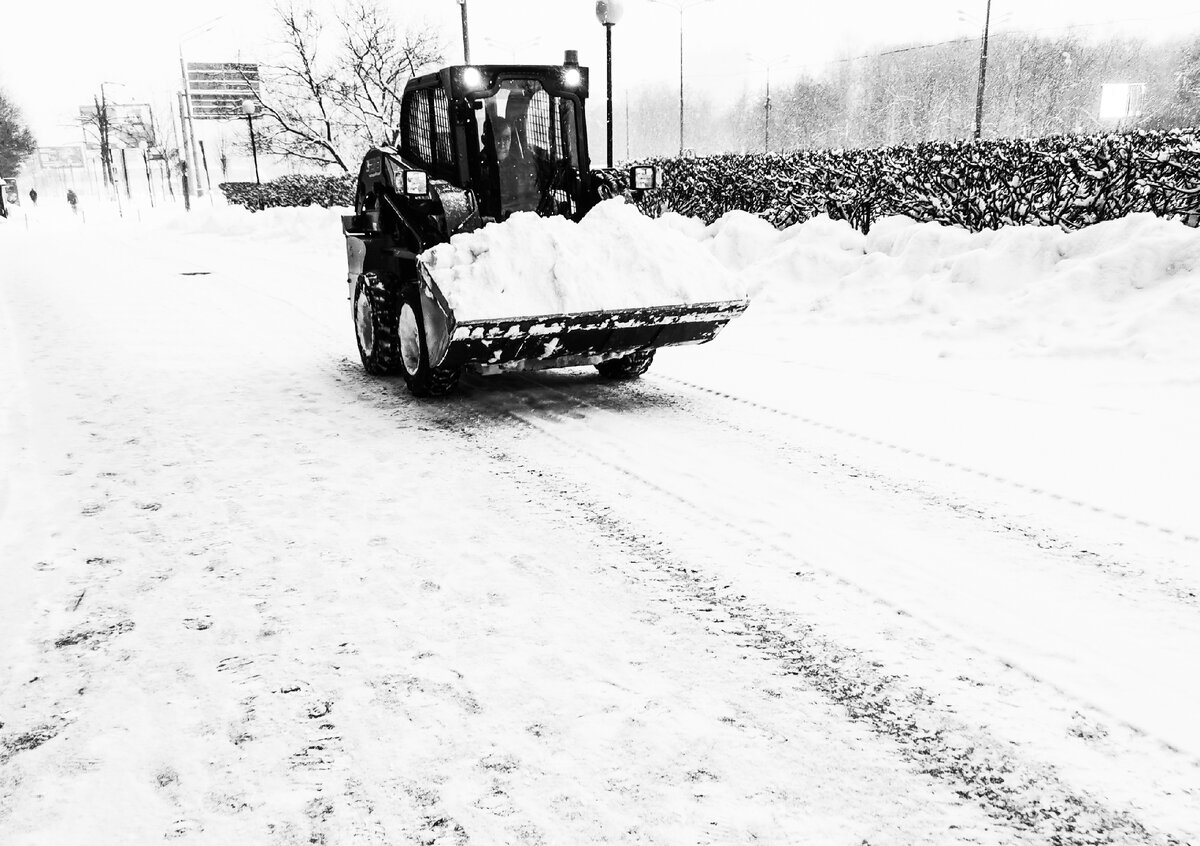 Уборка снега на Ленинградском проспекте.