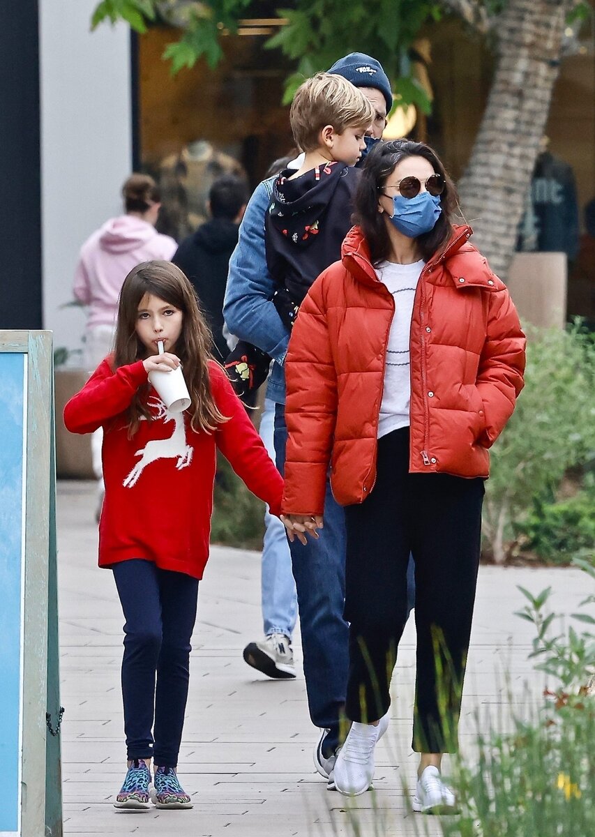    Эштон Катчер и Мила Кунис с детьми: Уайатт и Димитрием Фото: Твиттер @milaupdate