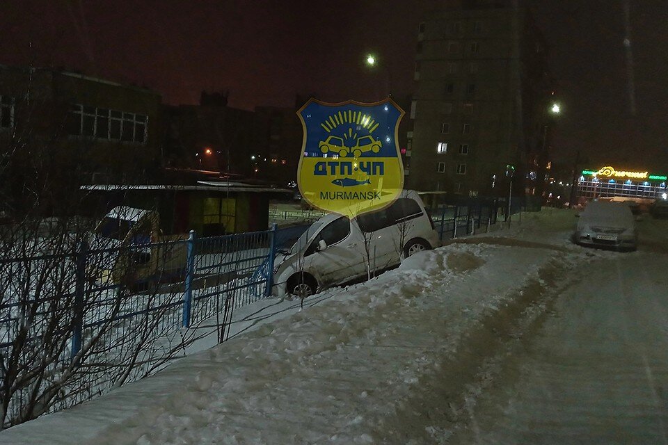     В ночь на 21 декабря в Мурманске произошло ДТП с участием одной машины. Фото: Денис Садыков / vk.com/murmansk_dtp
