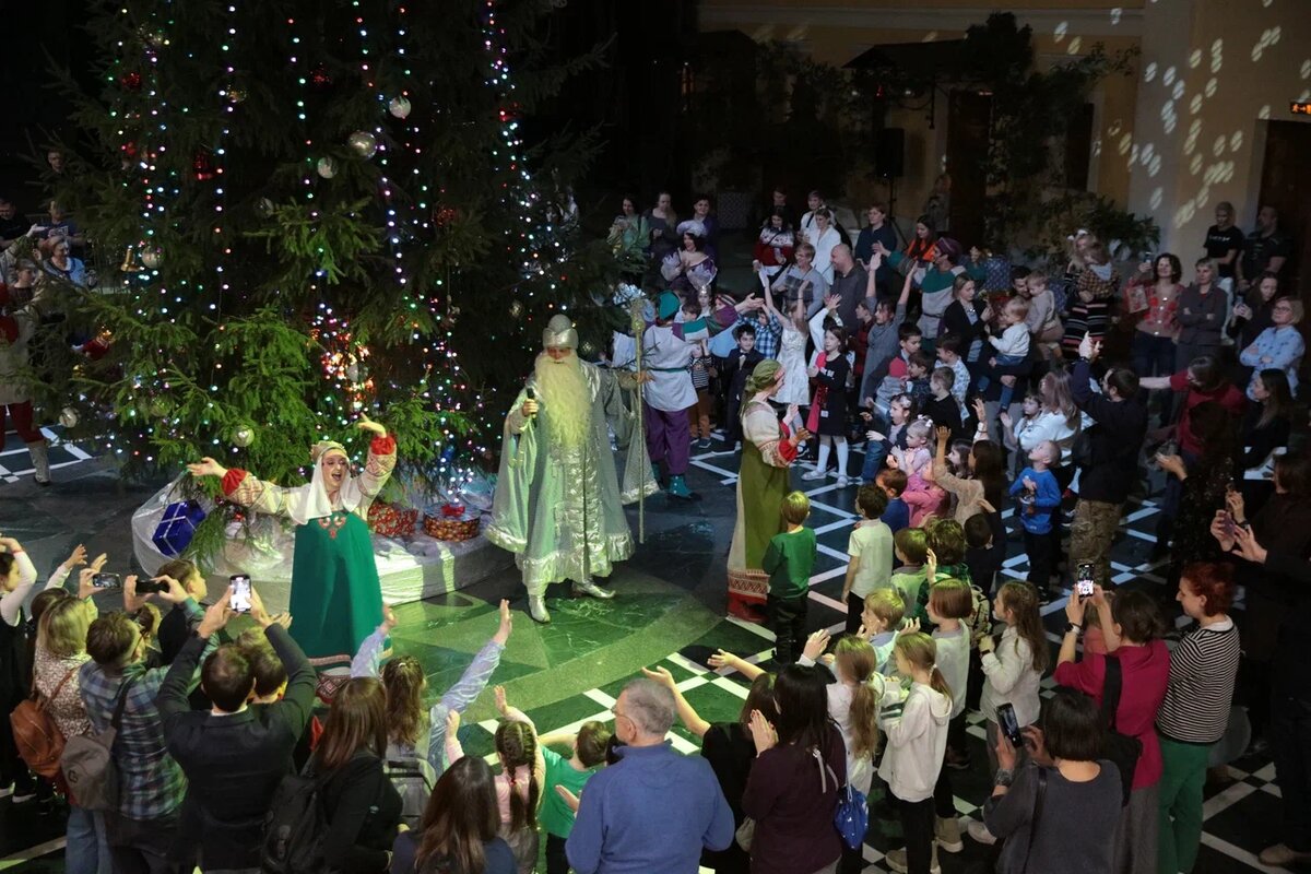 Этот долгожданный день настал: в Московском Доме Поэта торжественно открылась череда праздников «Пушкинская ёлка на Пречистенке»!