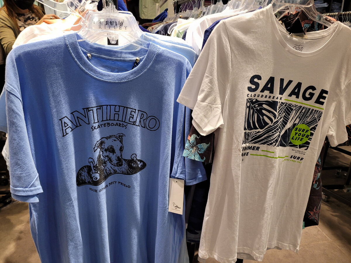 Дорогие хлопковые футболки в магазине Сантьяго