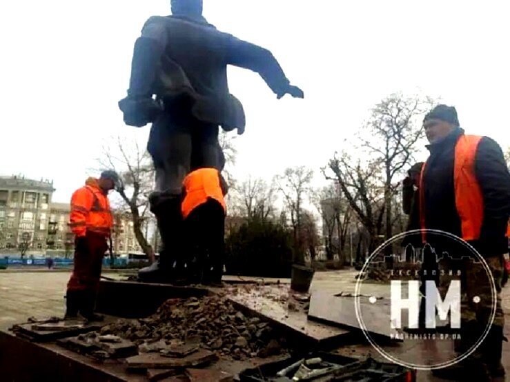 В Днепропетровске снесли памятник Валерию Чкалову... Но он вернётся... И не один!