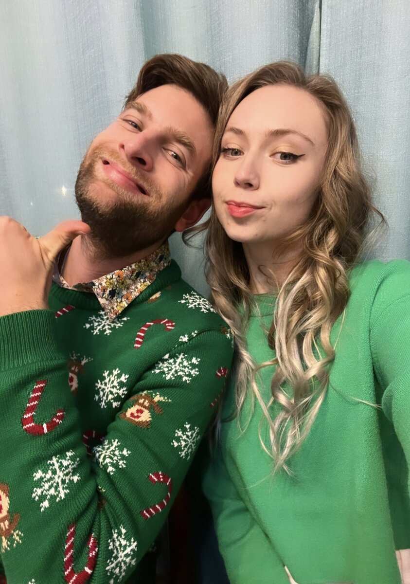 Заставил меня тоже надеть зелёный свитер, чтобы мы были «в одном стиле»😁