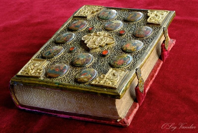 Драгоценные книги произведения. Книга из пергамента с драгоценными камнями. Старинная книга с драгоценными камнями. Драгоценные книги это. Драгоценные книги справочник.