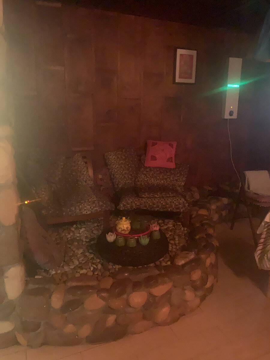 Тут я сидела после массажа и пила чай