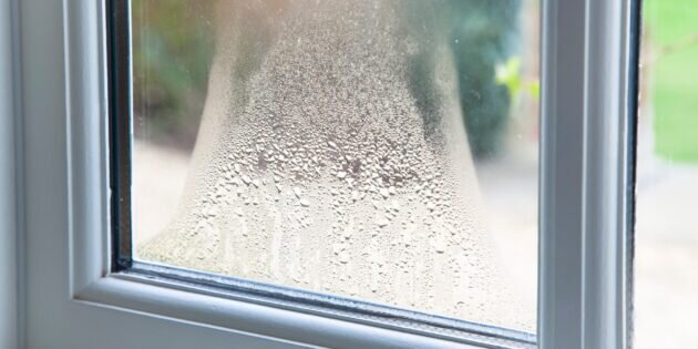 Почему на окнах образуется конденсат и как от него избавиться .