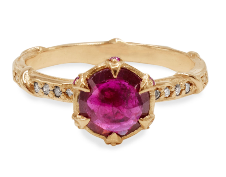 Кольцо из 18-каратного розового золота с рубином огранки «роза», круглыми бриллиантами цвета шампанского мелкими бриллиантами и круглыми блестящими рубинами. 