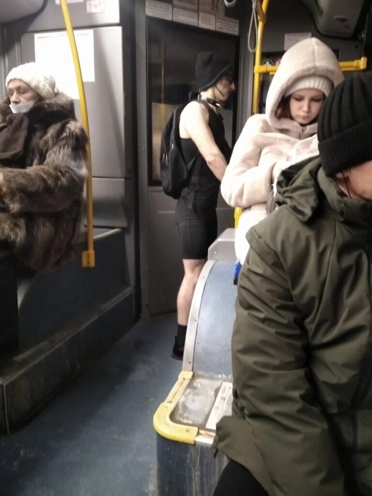  Вот в таком виде молодой человек ехал на городском автобусе Фото: vk.com/zlou18