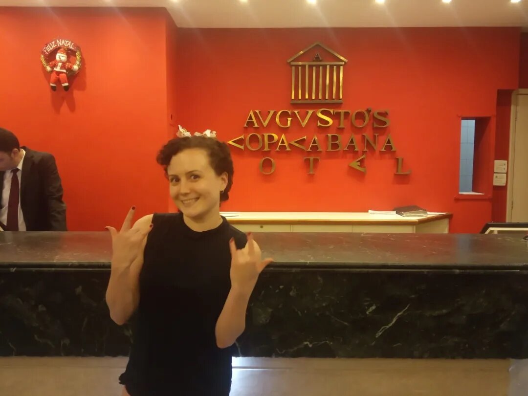 Я ещё счастлива, что наконец-то в Рио. Так как на протяжении всего 2022 года мои поездки отменялист уже 2 раза, а билеты сгорали! 30 декабря 2022 года я все-таки добралась. Ура! 