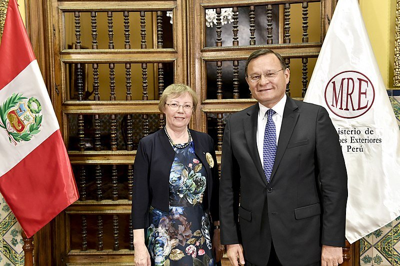    Доктор Юлиана Кёпке с министром иностранных дел Перу.Cancillería del Perú via Wikipedia