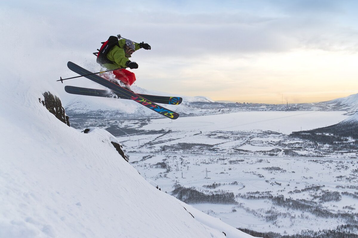 Город в мурманской области центр горнолыжного спорта. Кировск Кукисвумчорр курорт. Горнолыжный курорт Мурманск Кировск. Горнолыжный склон Кировск Кукисвумчорр. Кировск Хибины горнолыжный курорт.