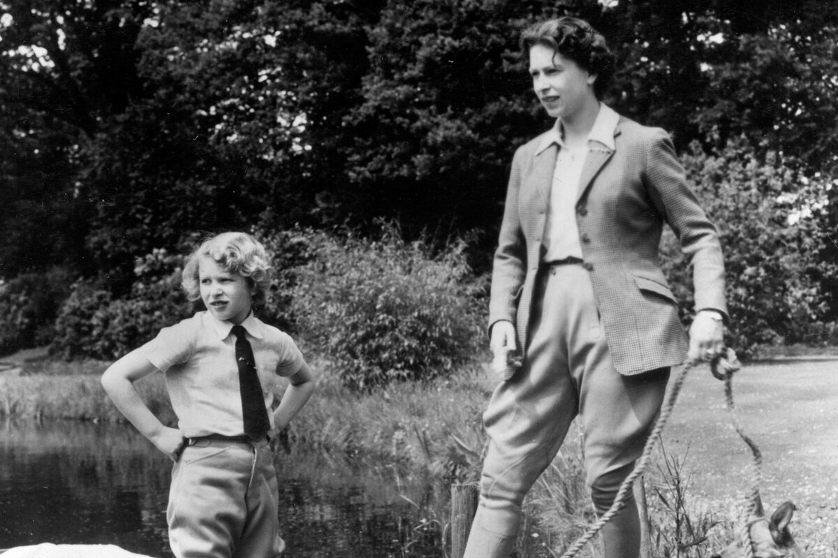     Почему королева Елизавета редко появлялась в брюках на публике?