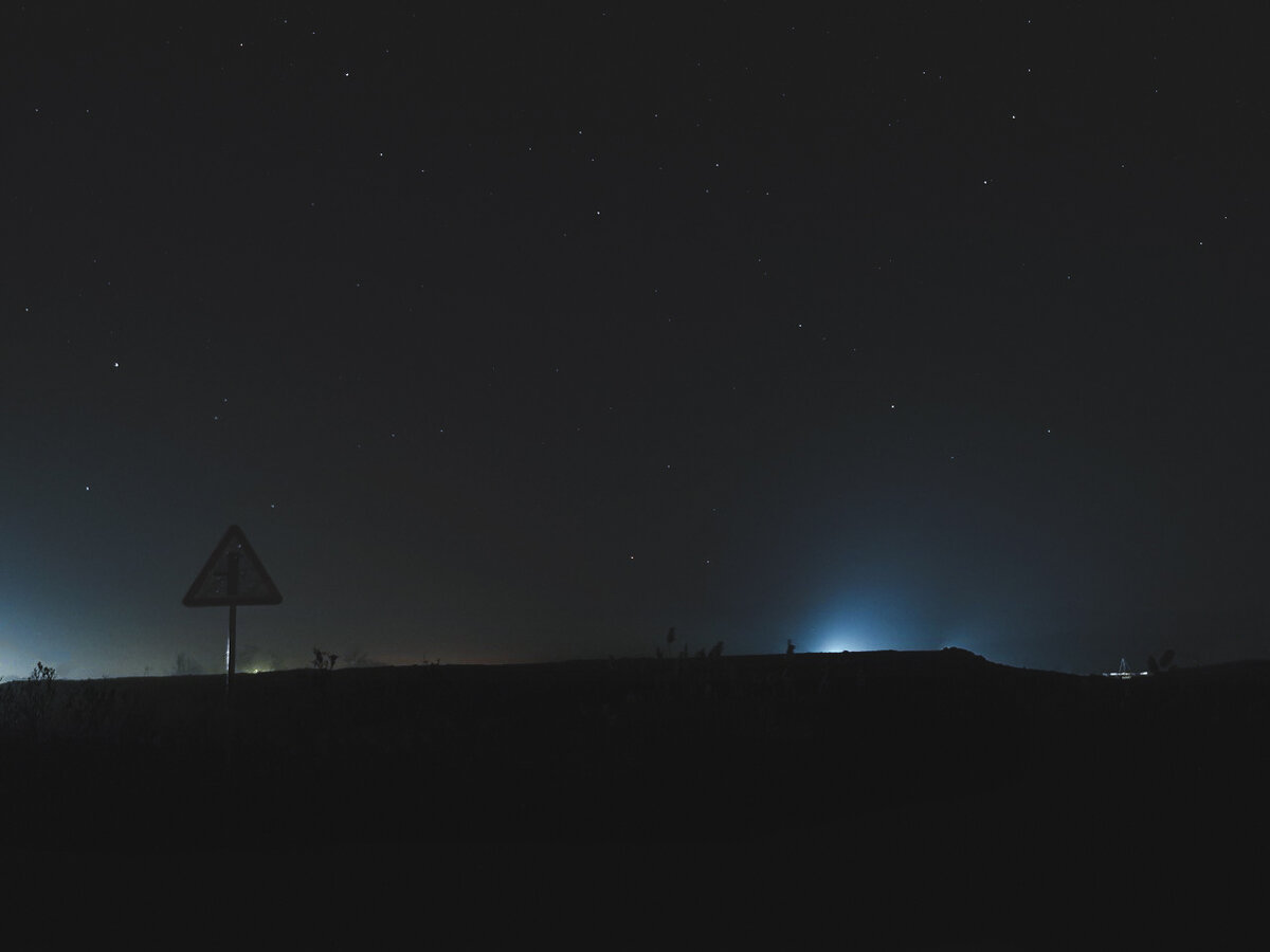 📍 Слева горы, справа море, за спиной Дербент, а над головой бездонное звёздное небо!