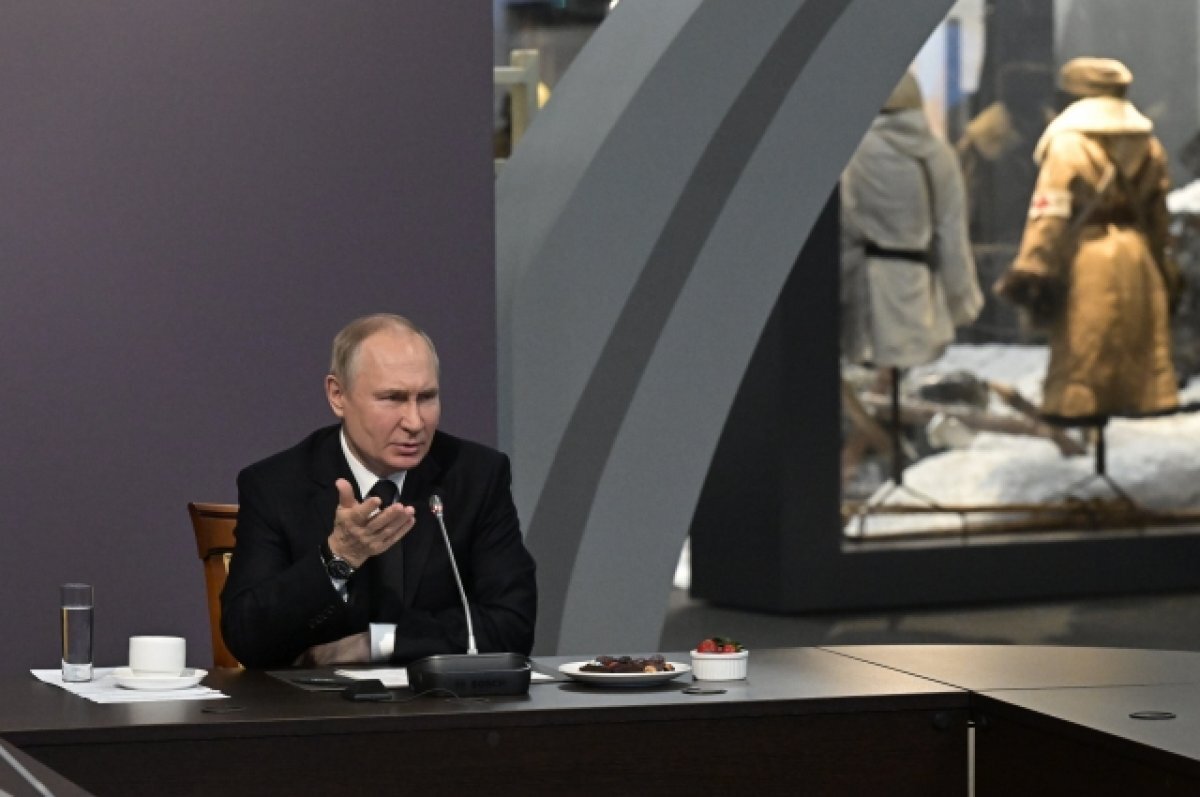    Путин заявил, что коллаборационистов в России всегда предавали анафеме