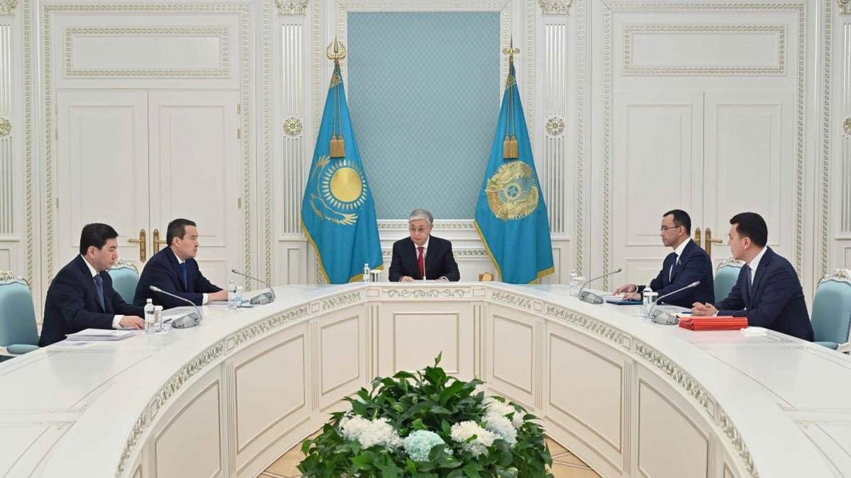    Ерлан Кошанов, Алихан Смаилов, Касым-Жомарт Токаев, Маулен Ашимбаев и Ерлан Карин сидят за столом:t.me/aqorda_resmi