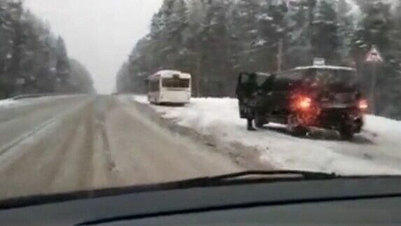     Возле поселка Чална в аварию попал рейсовый автобус, следовавший из Петрозаводска в Виданы. Видео с места происшествия опубликовано в интернете.