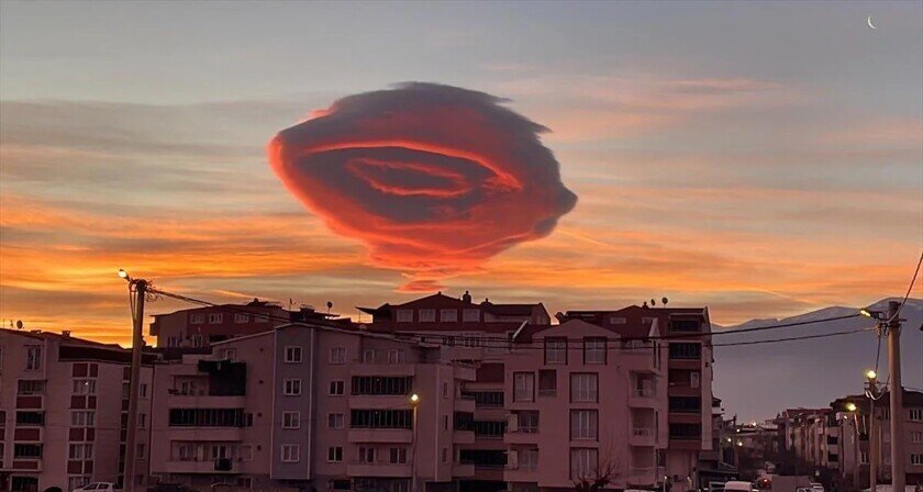    Жуткое око появилось над турецким городом. Фото: Reddit