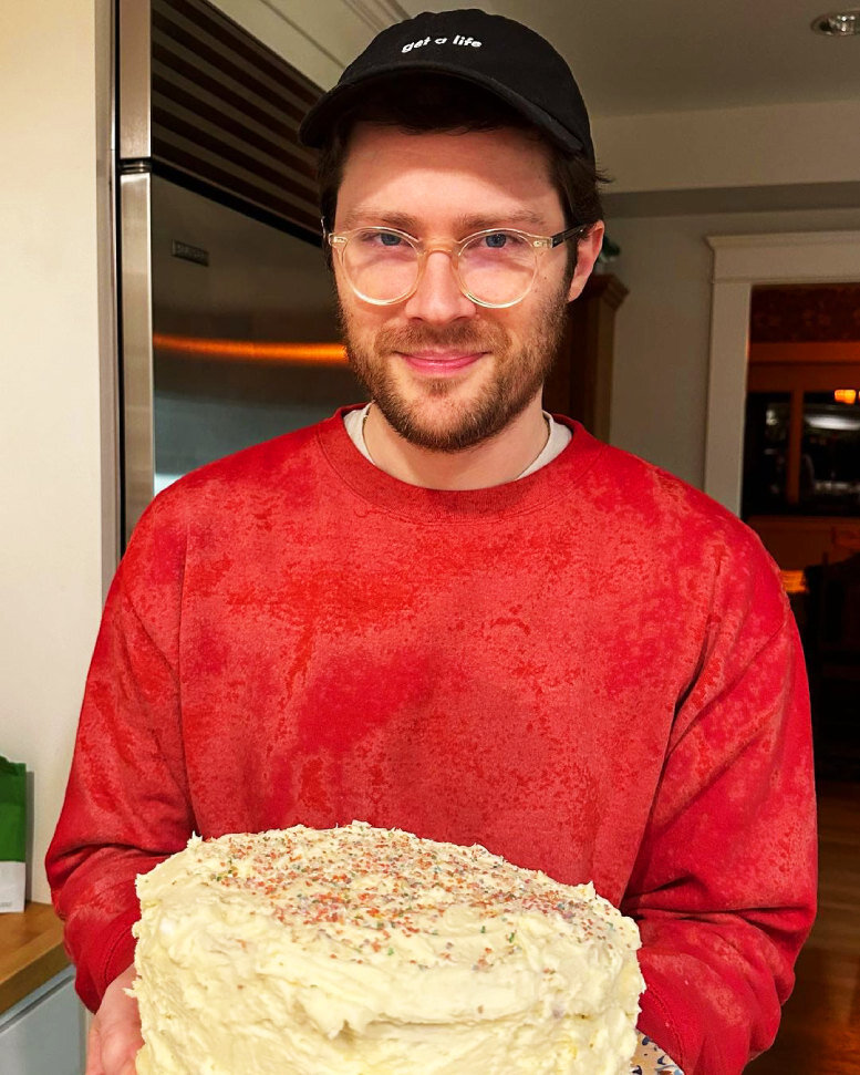    Андре Аллен Аньос получил торт от Айрленд в день рожденияСоцсети Айрленд Болдуин