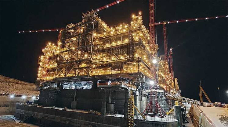    АЛЕКСАНДР ИВАНТЕР В сухом доке Центра строительства крупнотоннажных морских сооружений «НоваТЭКа» в Белокаменке Мурманской области завершаются пуско-наладочные работы на первой технологической линии завода «Арктик СПГ — 2»