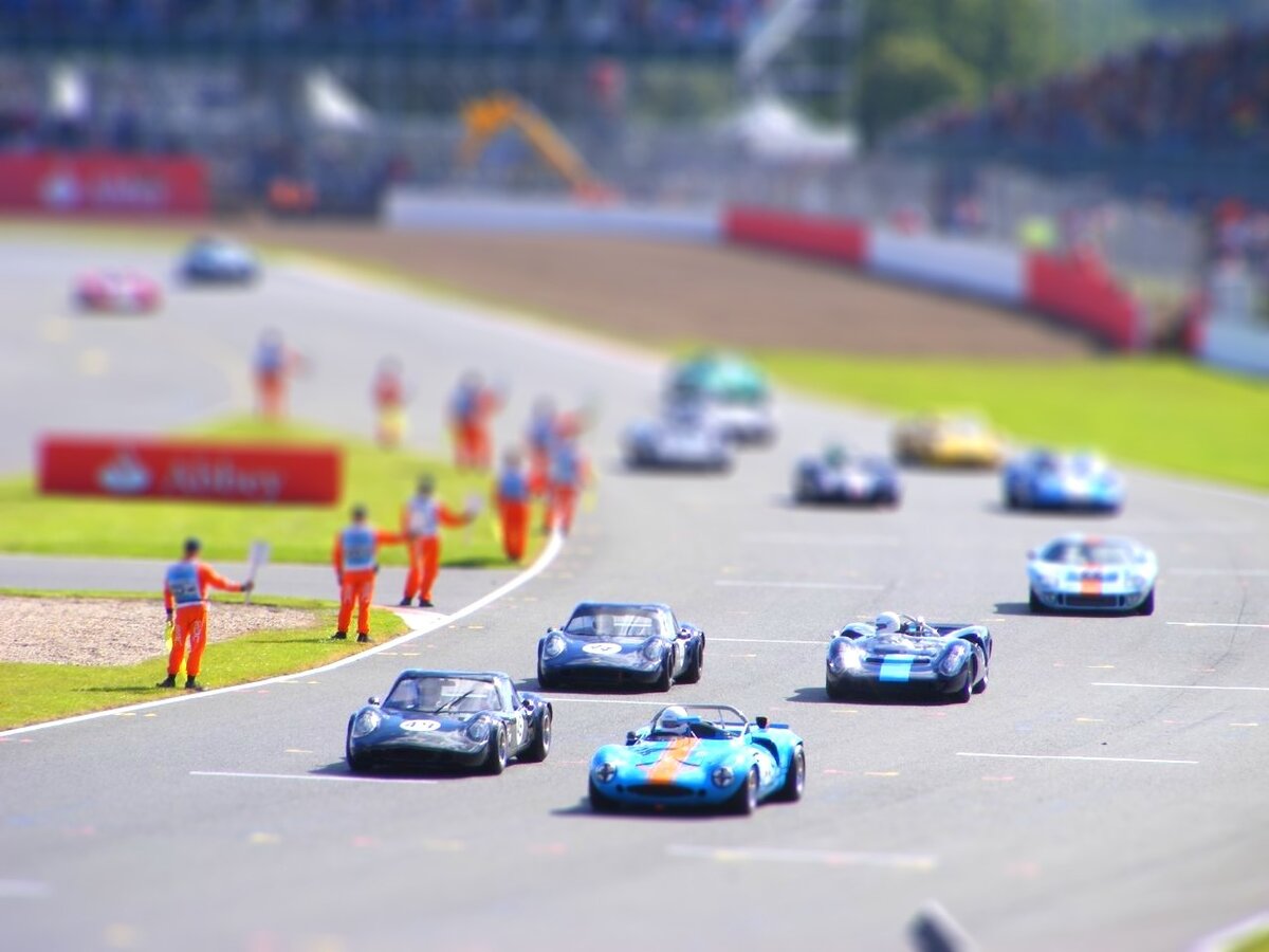 Эффект игрушечности настоящих машин (фото wallpaper.mob.org)