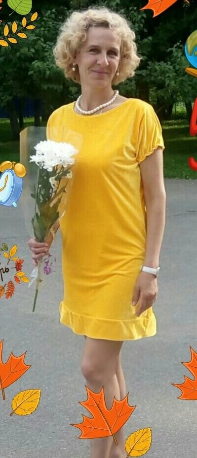 Фото автора. У меня не только связаны мною изделия в жёлтом цвете, но и сшиты наряды. Это платье одно из них. Выполнено из бархатной ткани. 