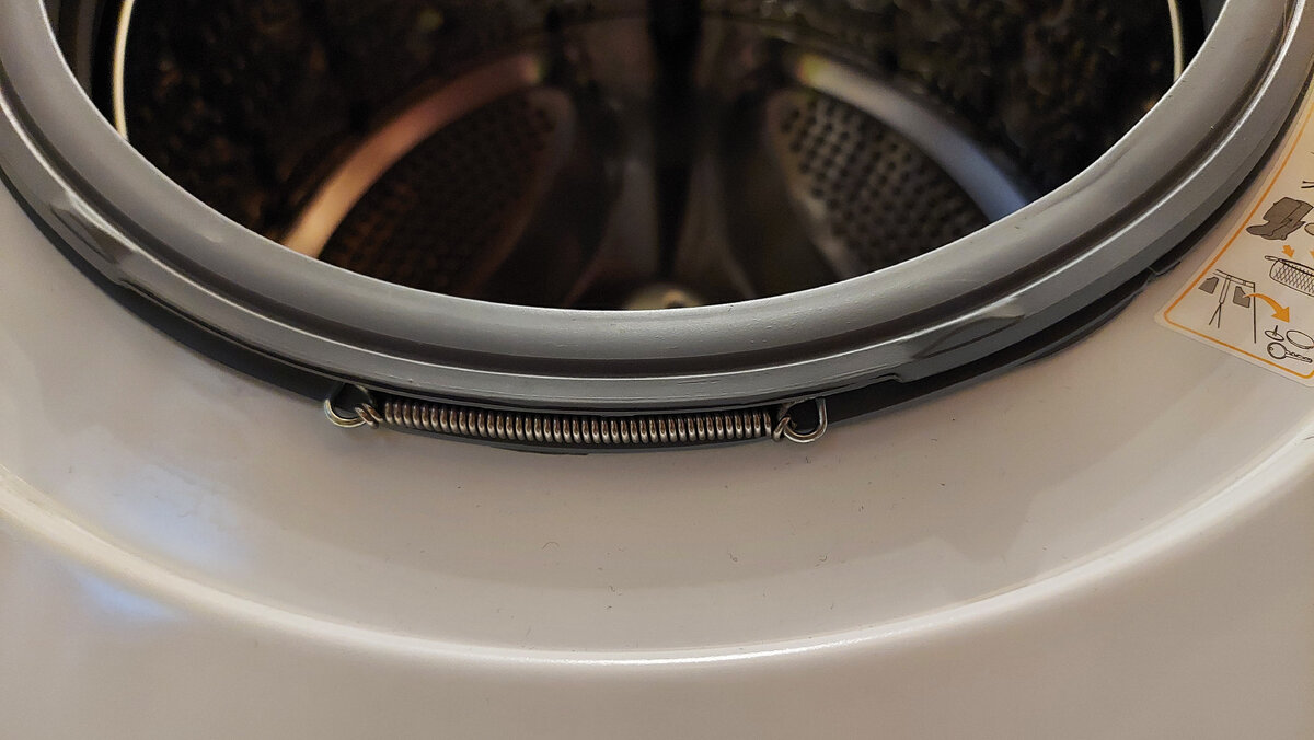 Пружина в нижней части манжеты