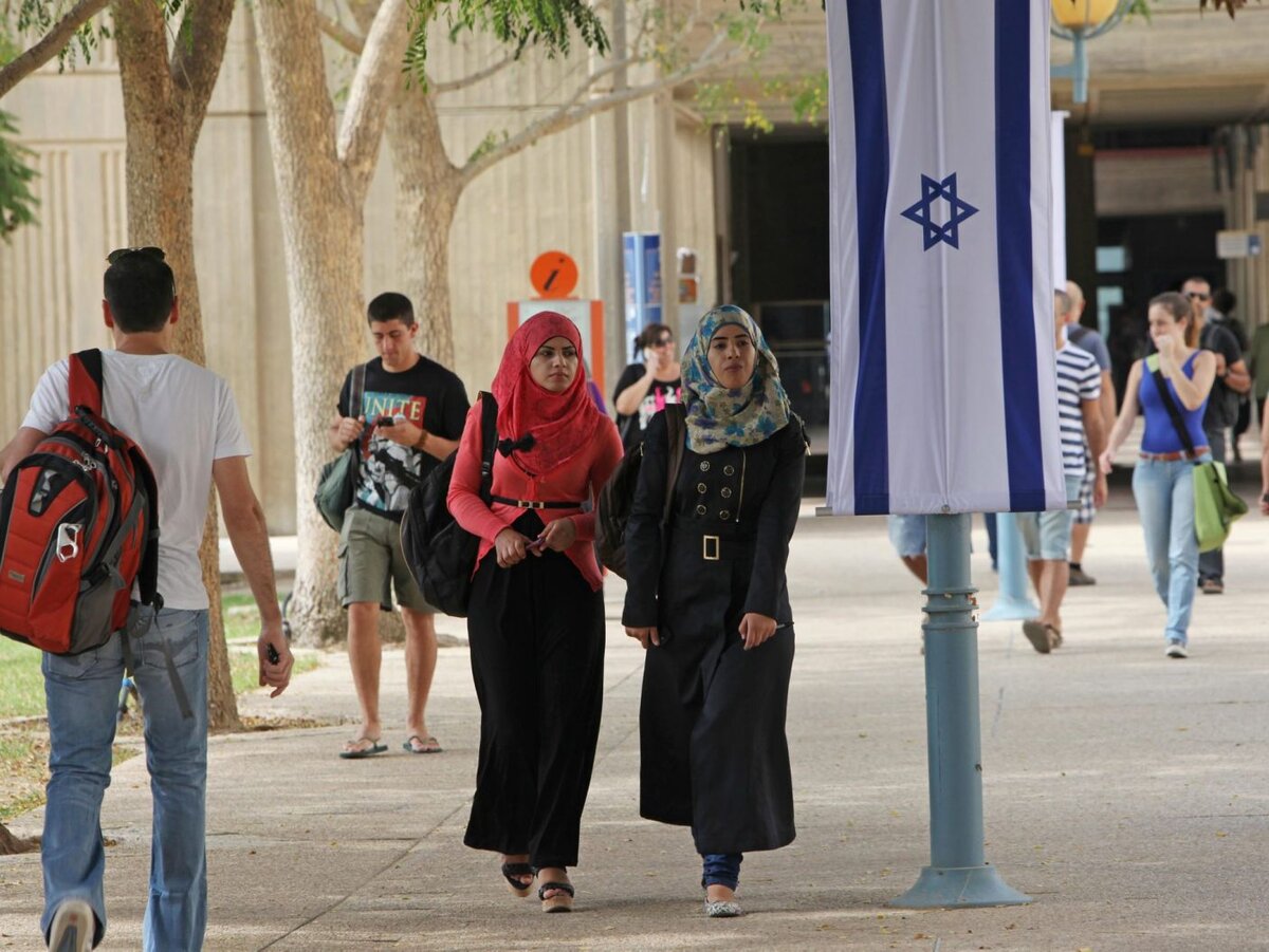 Сколько живет в израиле. Арабы в Израиле. Жители Израиля. Мусульмане в Израиле. Студенты Израиля.