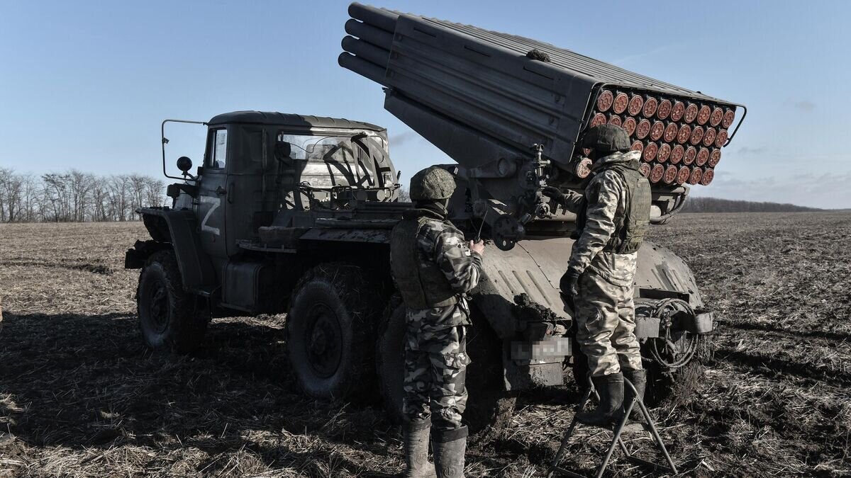    Военнослужащие Вооруженных сил РФ, задействованные в специальной военной операции на Запорожском направлении, настраивают реактивную систему залпового огня "Град"© РИА Новости / Константин Михальчевский