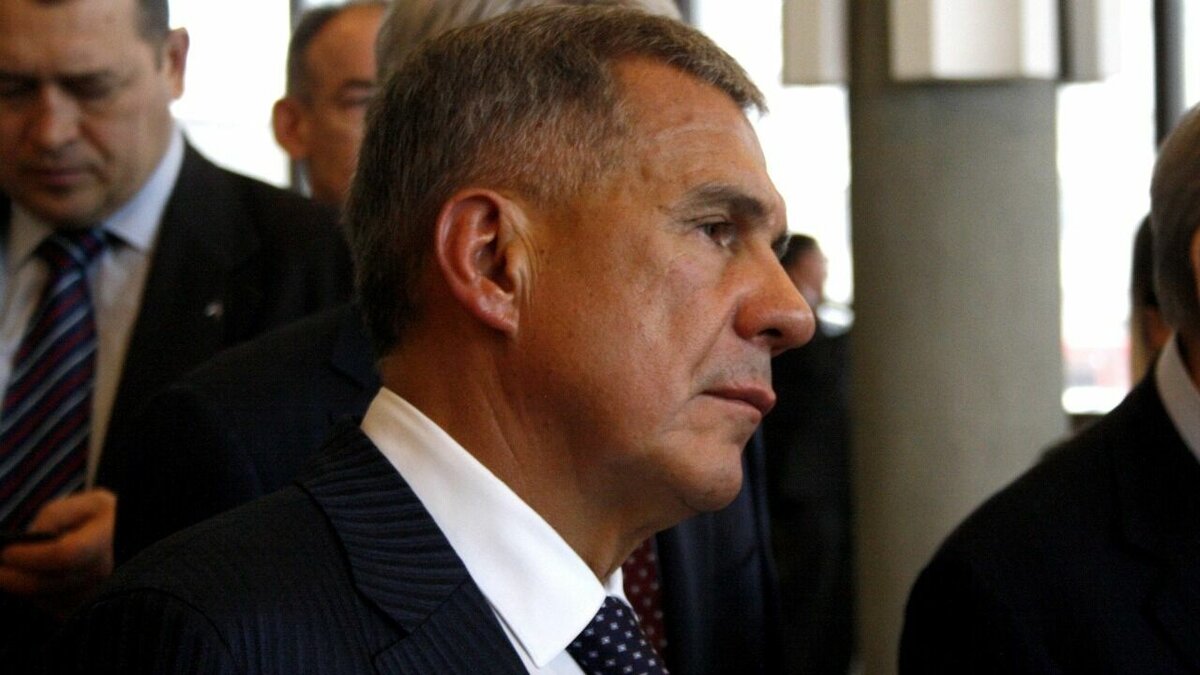     Глава Татарстана Рустам Минниханов подписал закон о внесении поправок в Конституцию республики. Согласно им, наименование должности руководителя региона поменяют с «президента» на «раиса».