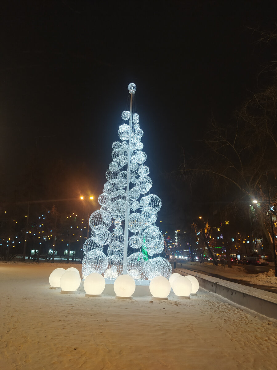 Ёлка у областного драмтеатра