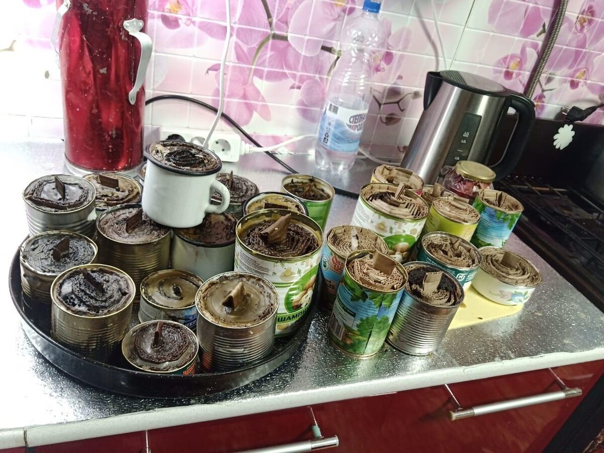  📷    Анна и Николай Пронизины из Оренбуржья изготовили блиндажные свечи для участников СВО Кристина Просвиркина