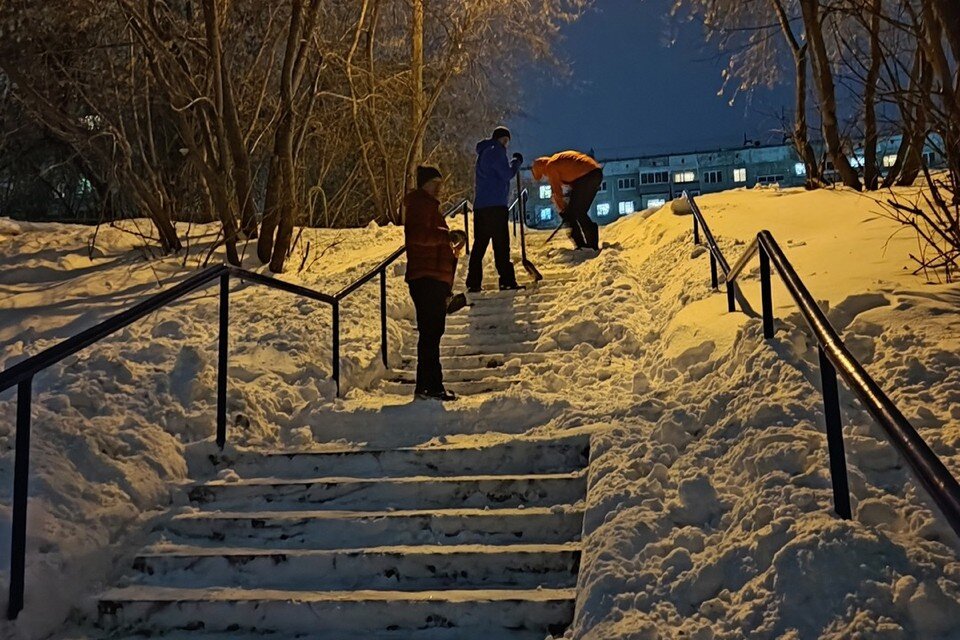     Жители Академгородка расчищают лестницу. Фото: предоставлено Григорианом Таврическим.