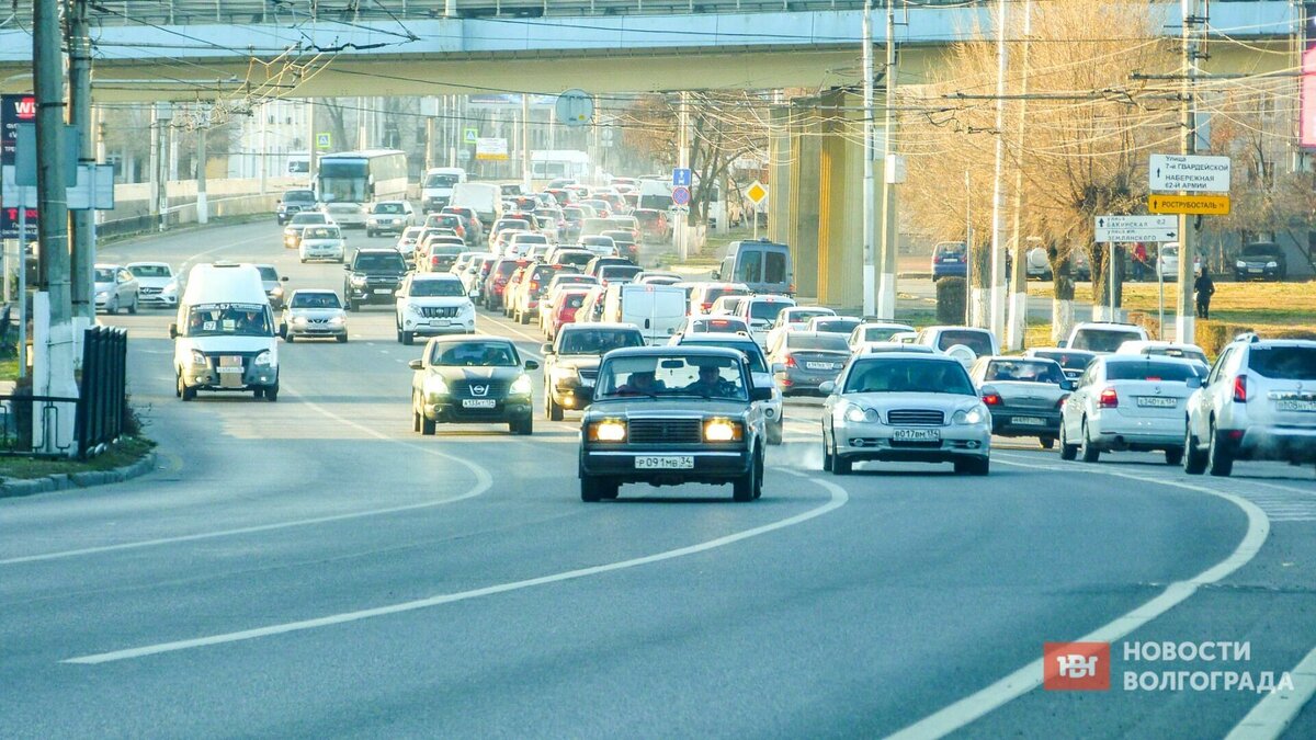     Жители Волгограда утром 2 февраля встали в пробках в центре города в связи с перекрытием ряда улиц. Труднее всего сейчас проехать по Первой Продольной магистрали, сообщают горожане в соцсетях.