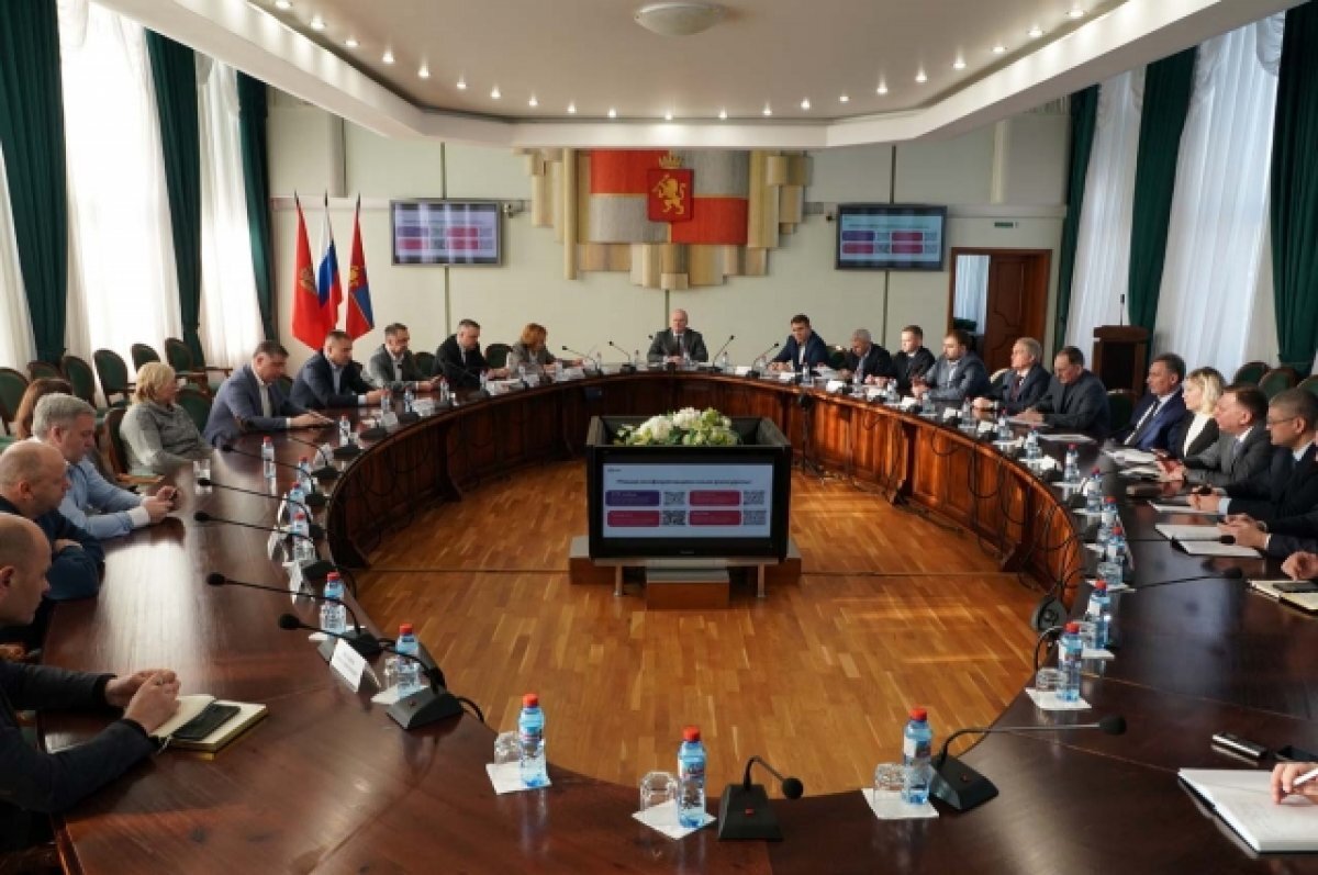    В совещании приняли участие председатель городского Совета депутатов Наталия Фирюлина, главы отраслевых подразделений администрации города, районных администраций, представители УК и ТСЖ.