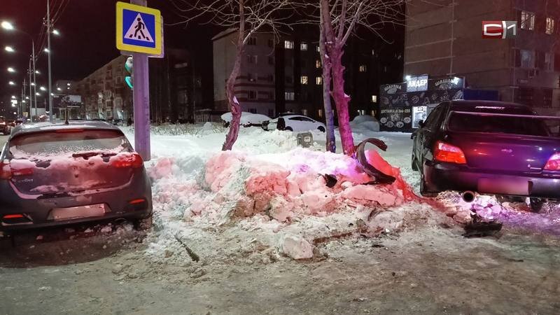    Авария на перекрестке в Сургуте: от удара «Субару» выбросило на обочину