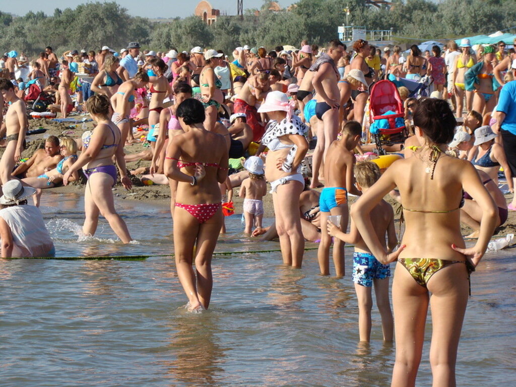 Народ на Центральном пляже в Анапе