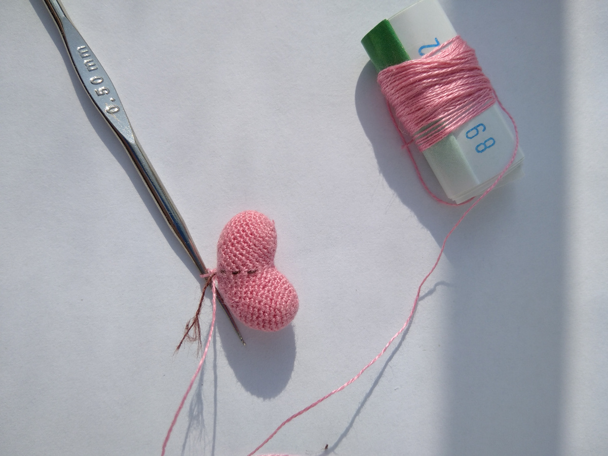 При работе с такой тонкой нитью неудобно пользоваться маркером, поэтому использую контрастную нить. 